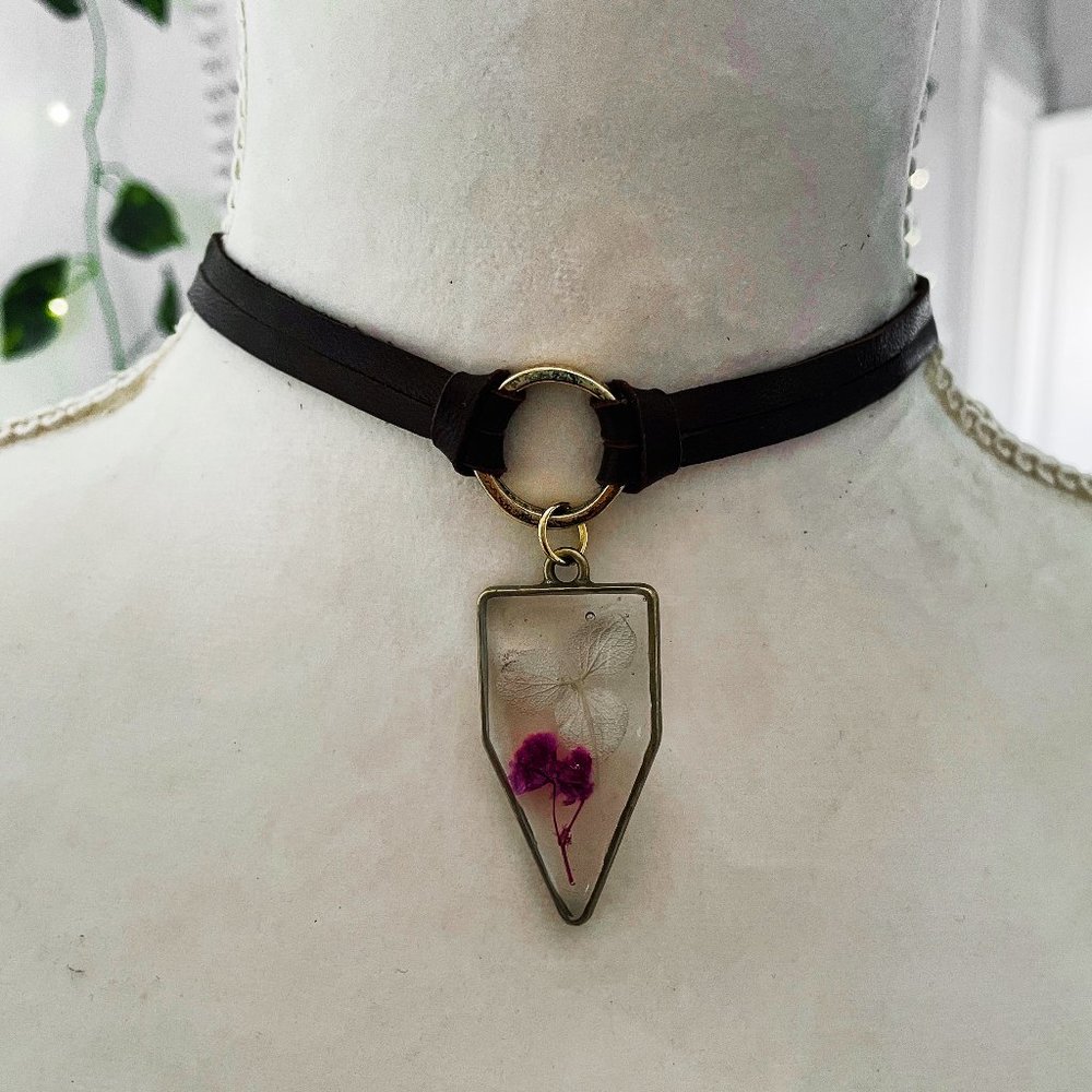 Purple and white floral botanical resin collar/choker necklace with gold o-ring